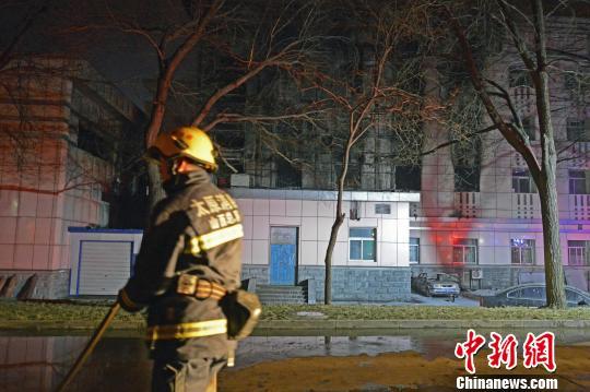 消防员在事故现场灭火。　武俊杰 摄