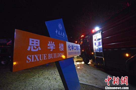 消防车在事发现场。　武俊杰 摄